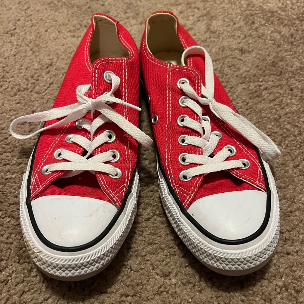 Red converse.